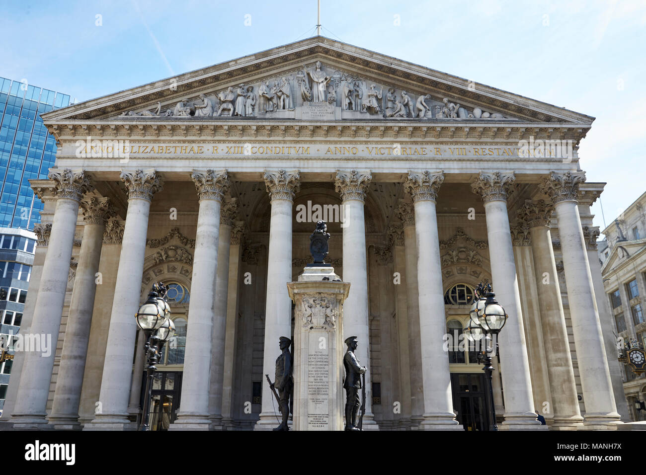 Londres - Mayo 2017: Pórtico occidental de Royal Exchange building, Royal Exchange Square, Londres, EC3. Foto de stock