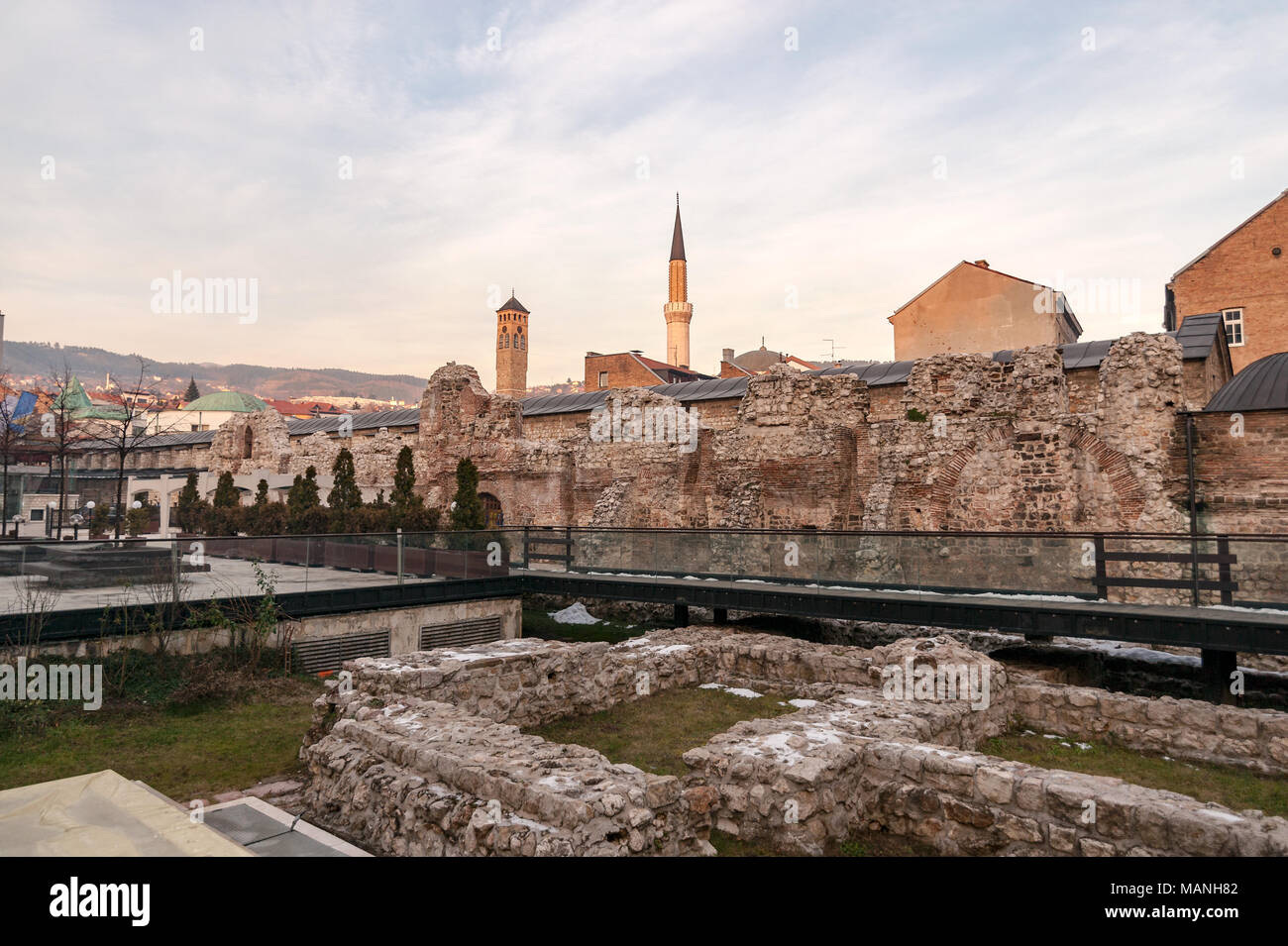 SARAJEVO, Bosnia - Jan 25 2018: Taslihan ruinas históricas con la antigua torre vigía y minarete de la Mezquita Gazi Husrev en el fondo. Las ruinas son una próxima a Sarajevo Europa Hotel. Foto de stock