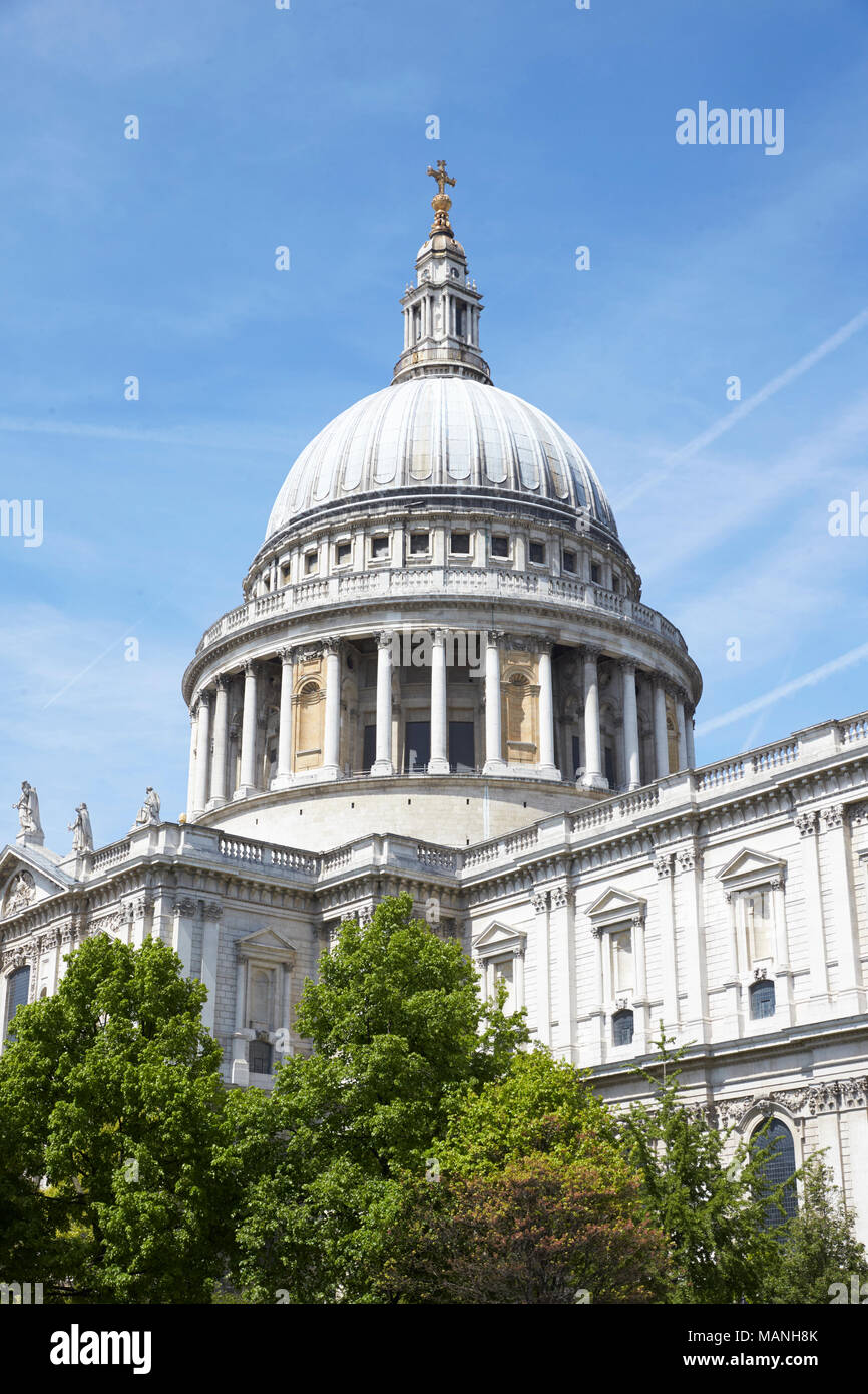 Londres - Mayo 2017: visión vertical de la Catedral de San Pablo contra el cielo azul, Ludgate Hill, London, EC4. Foto de stock