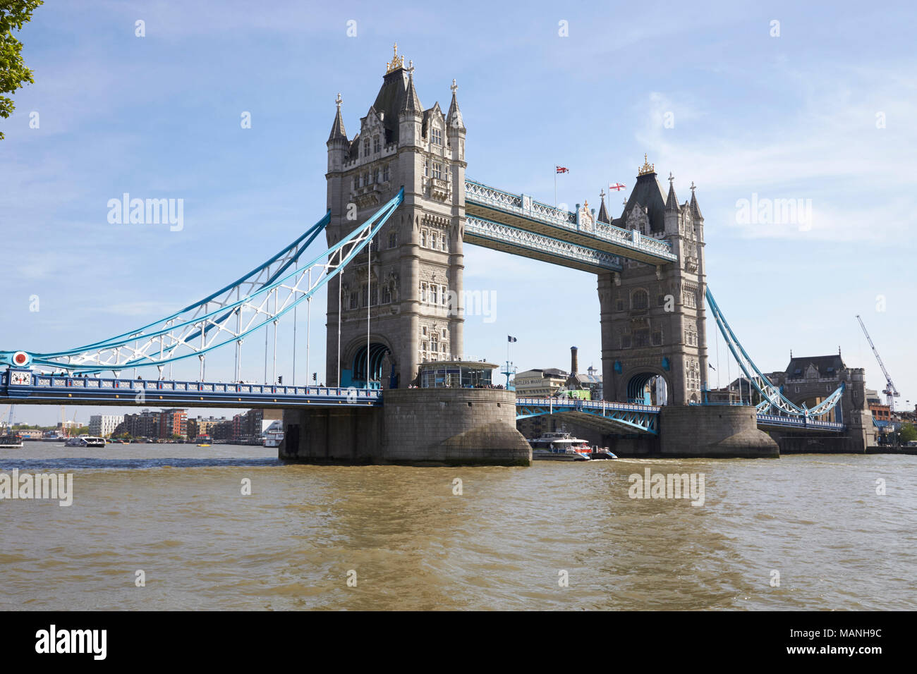 Londres - Mayo 2017: Tower Bridge sobre el río Támesis, la ciudad de Londres, Londres Foto de stock