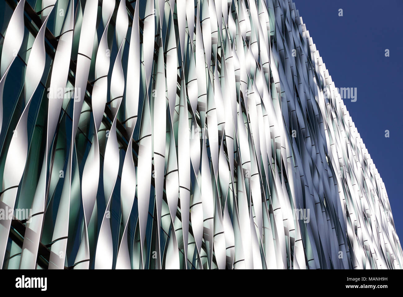 Londres - Mayo, 2017: Cerca de Twisted Metal moderno diseño arquitectónico detalle, Ciudad de Londres, Londres, EC3 Cerrar Foto de stock