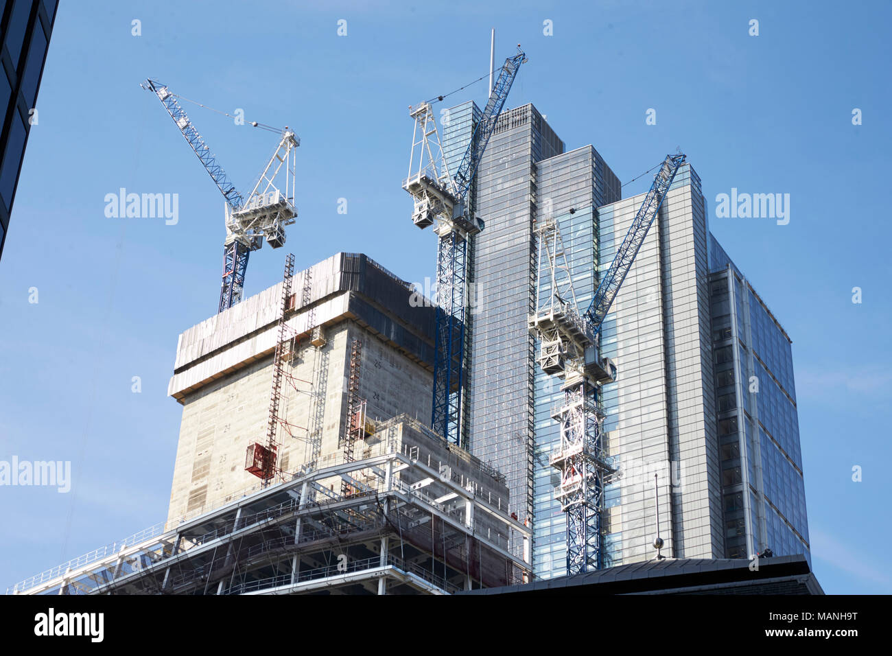 Londres - Mayo 2017: grúas trabajando en la construcción de modernos bloques de torre en la Ciudad de London, Londres Foto de stock