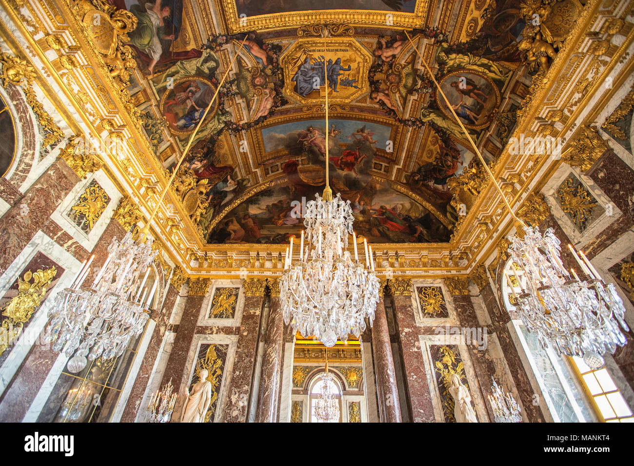 Una lujosa decoración de techo en el palacio de Versalles, en París,  Francia Fotografía de stock - Alamy