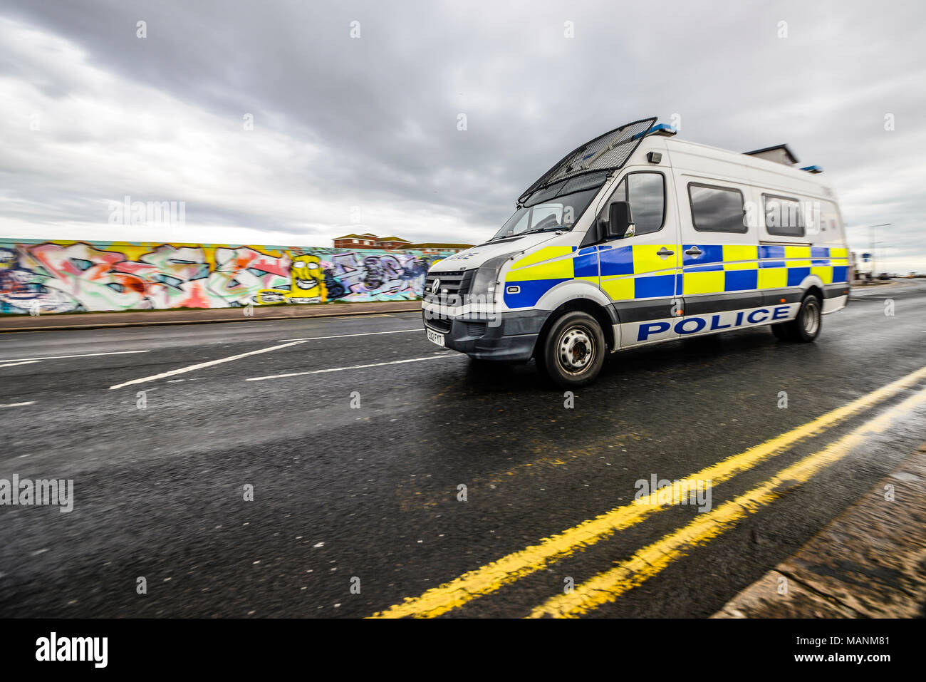 La policía van pasando el acaparamiento cubierto de pintadas en Southend on Mar Mar en Bank Holiday Monday operación policial para perturbar el Shakedown no oficial Foto de stock