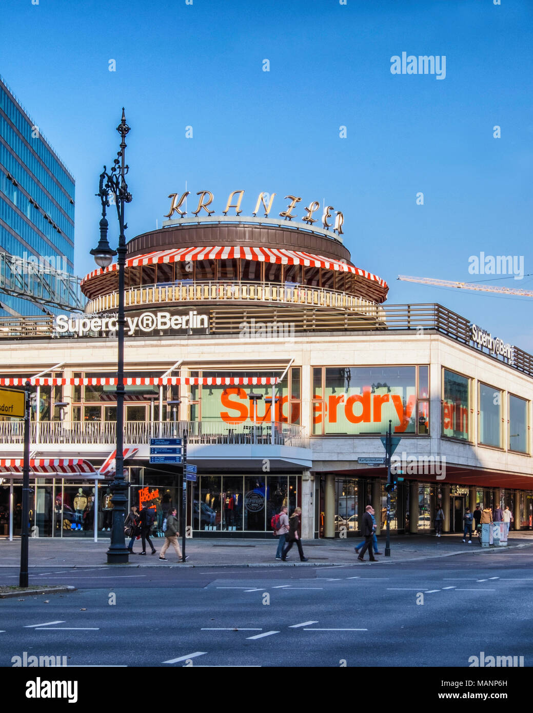 Berlin Charlottenburg, Café Kranzler histórico impresionante cafetería con toldo originalmente en 1950 edificio tradicional ahora parte de Neue Kranzler Eck Foto de stock