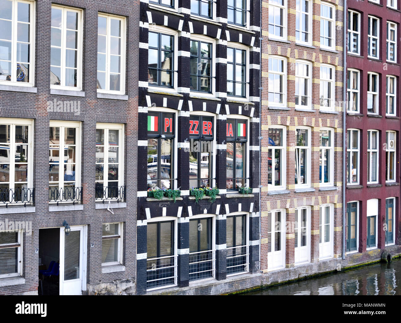 Las fachadas de la casa holandesa en Amsterdam, Países Bajos. Foto de stock