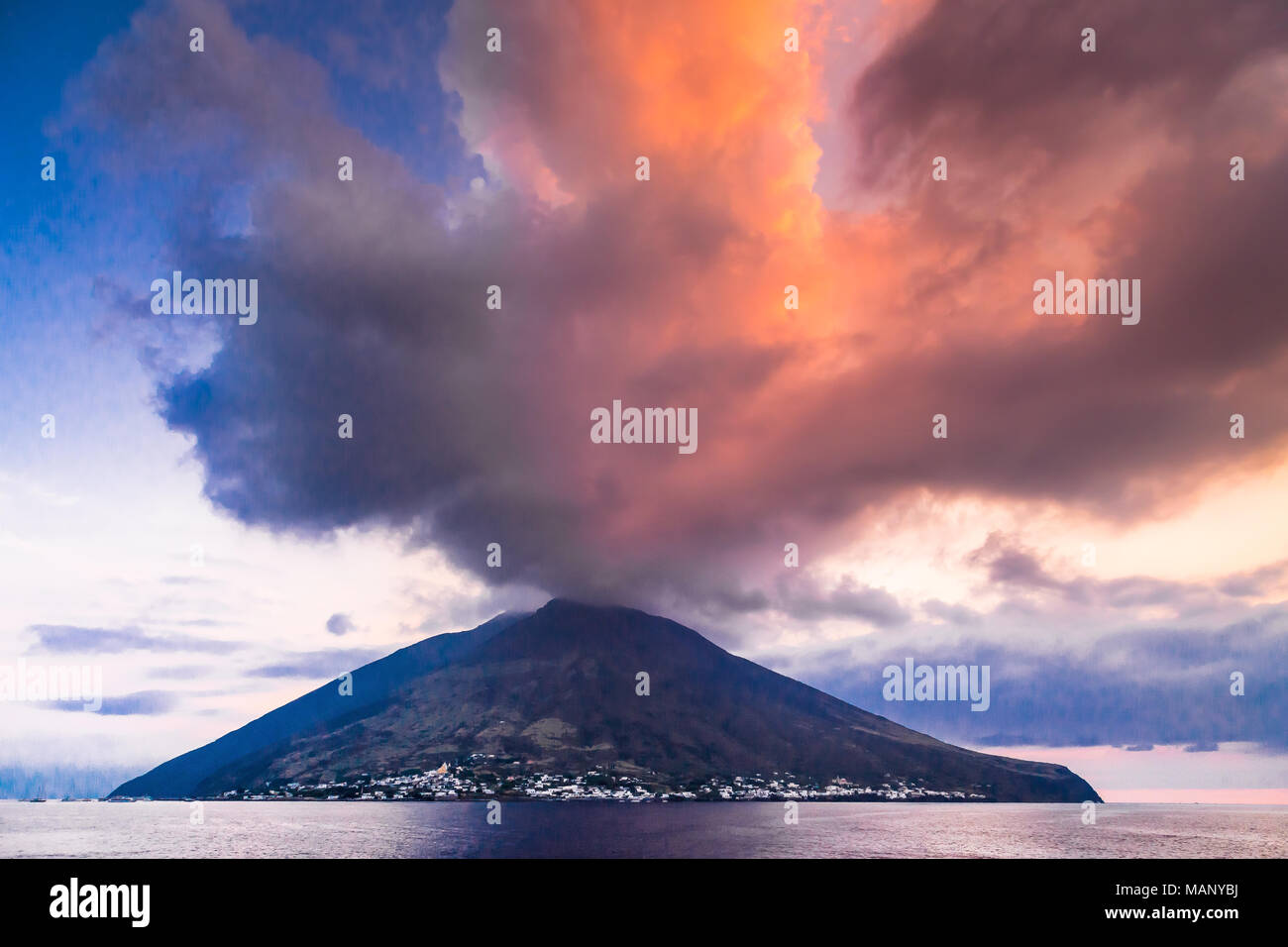 El volcán Stromboli pertenece al archipiélago de las islas Eolias. Foto de stock