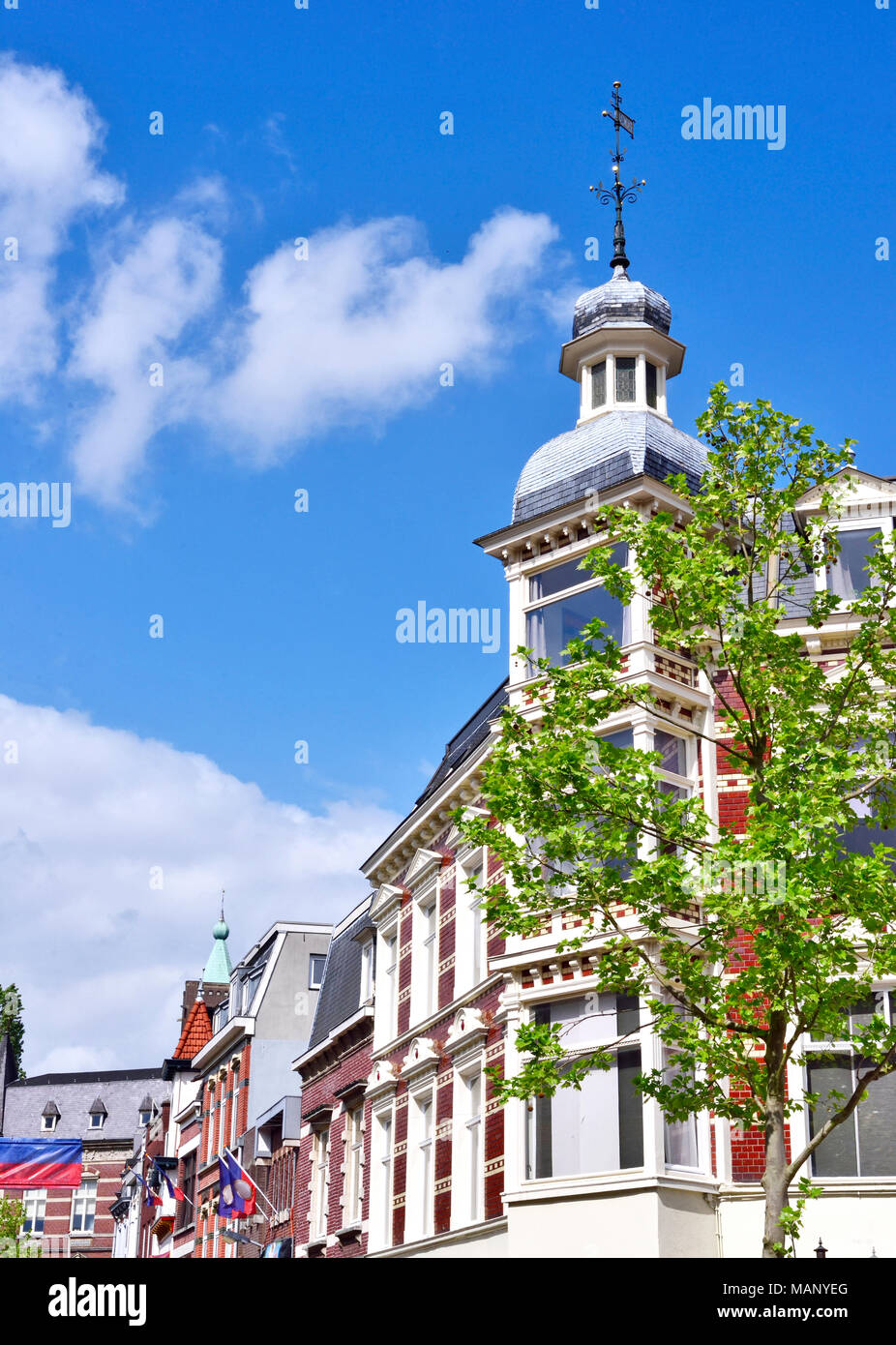 Casa antigua fachada, en los Países Bajos. Edificio histórico exterior y el cielo azul claro. Foto de stock