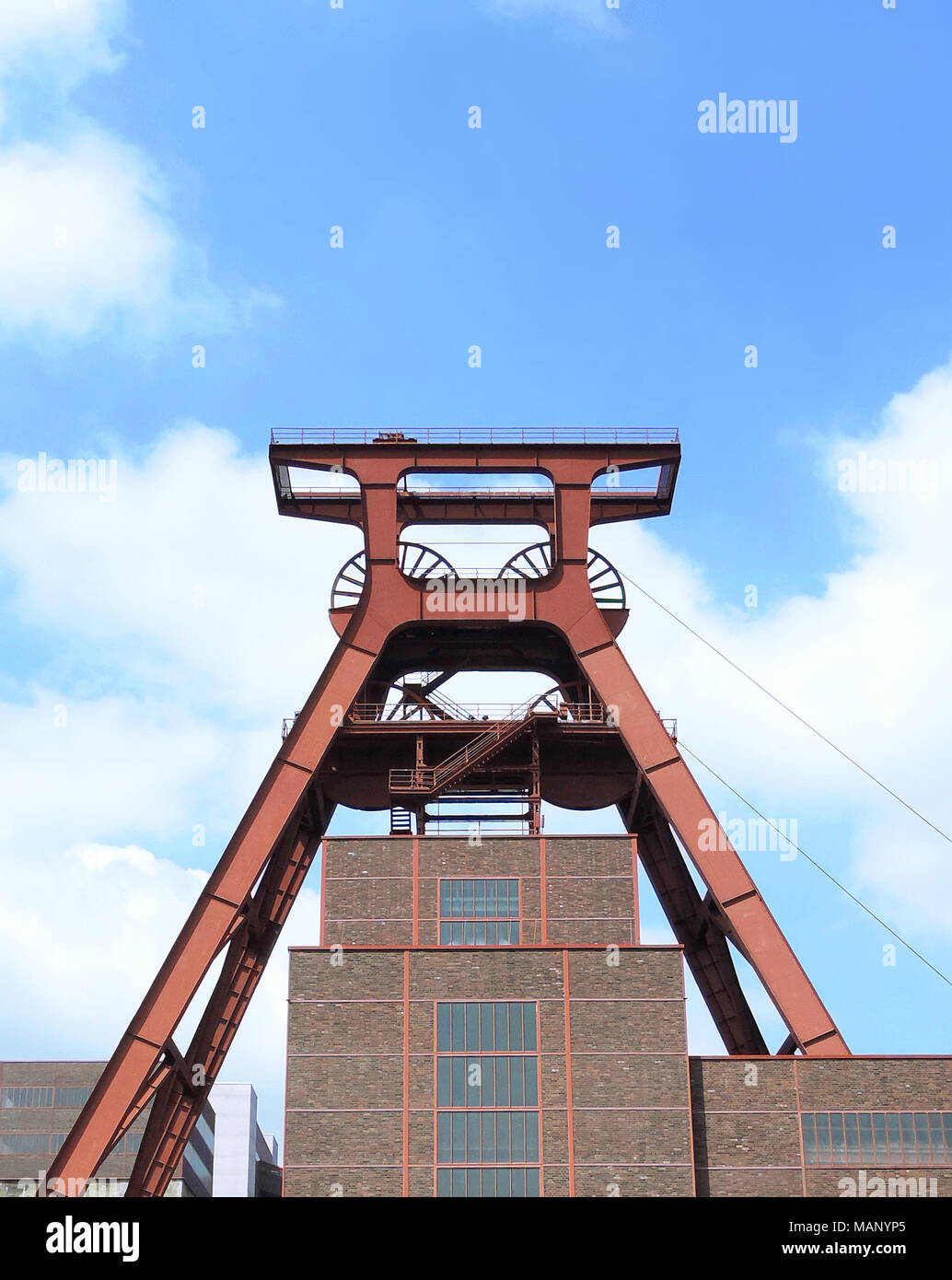 Zeche Zollverein, patrimonio de la UNESCO en Essen, Ruhrgebiet. Lugar famoso, la vieja mina de carbón el eje y el cielo azul. Foto de stock