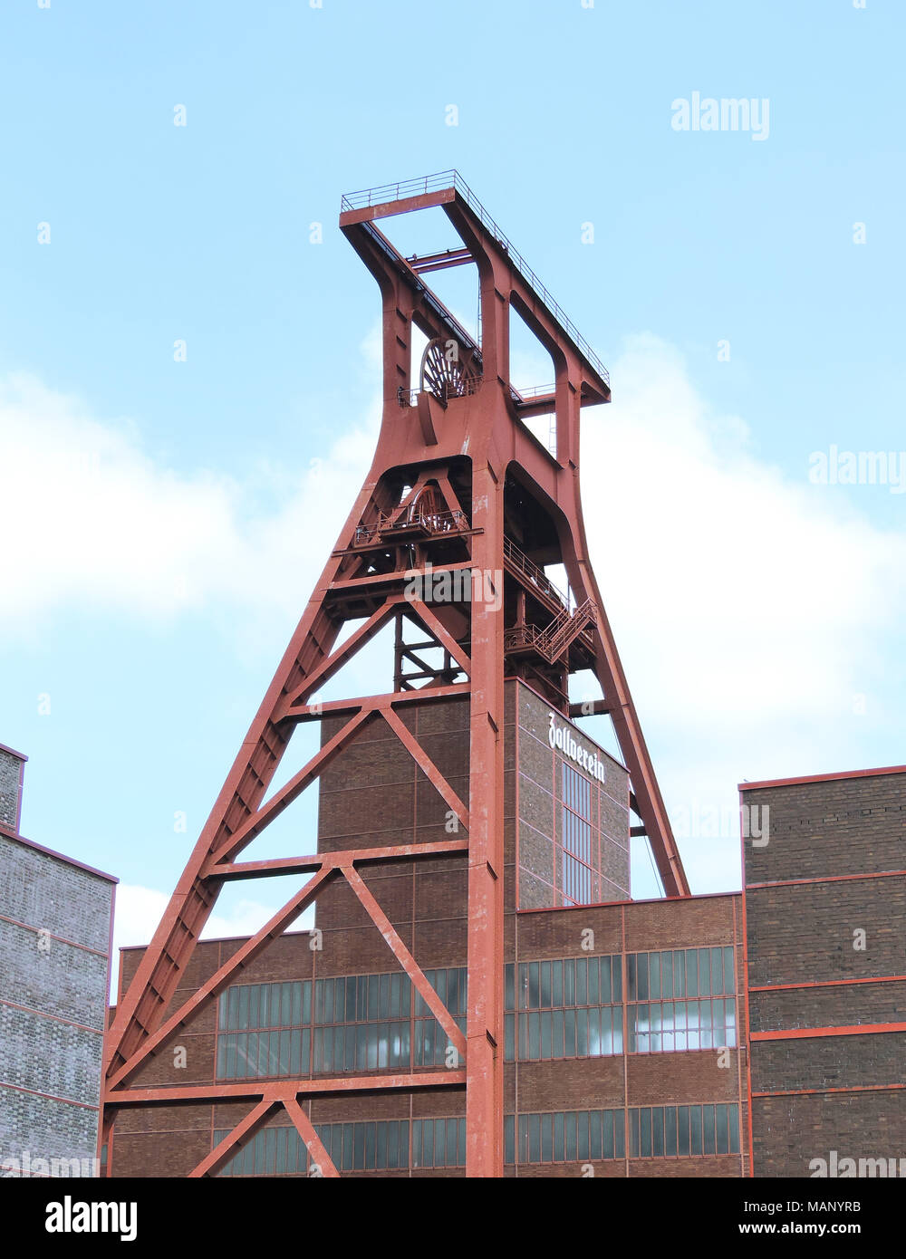 Zeche Zollverein, patrimonio de la UNESCO en Essen, Ruhrgebiet. Lugar famoso, la vieja mina de carbón el eje y el cielo azul. Foto de stock