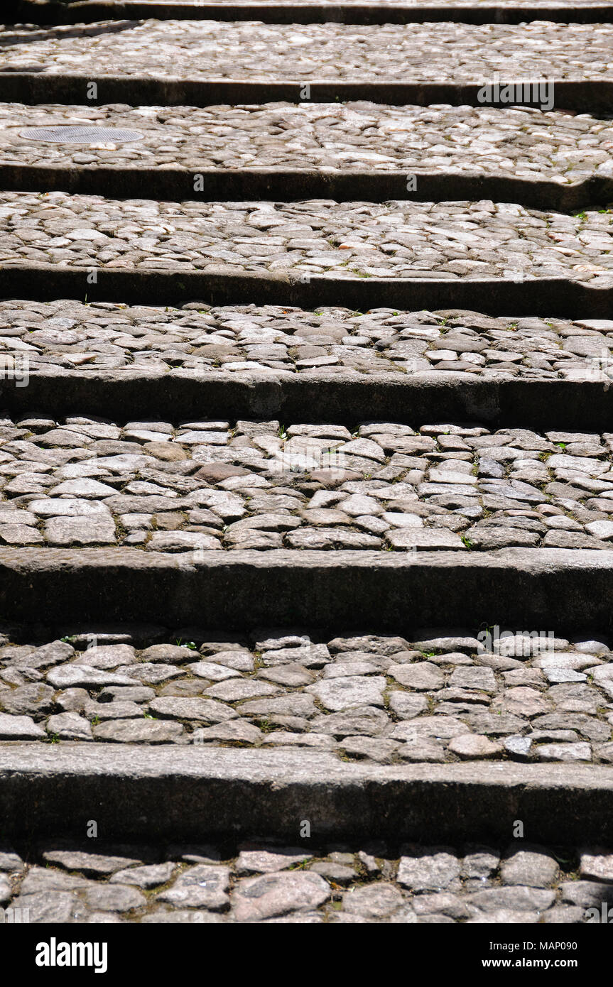 Pavimento de piedra de la villa medieval de Linhares da Beira. Beira Alta, Portugal Foto de stock