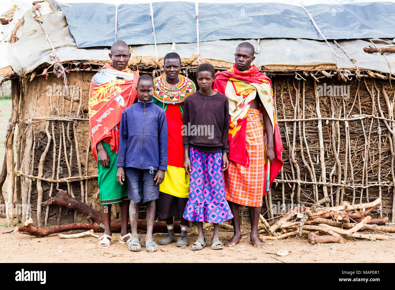 Massai familia en busca de la cámara Foto de stock