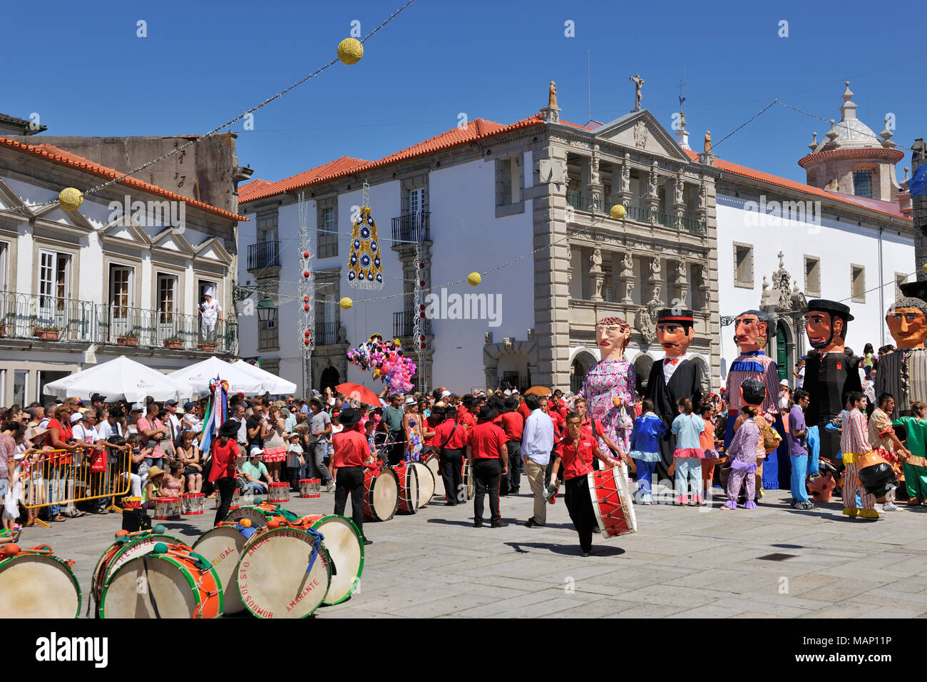 Tradicionales máscaras de cabeza grande de Miño en el centro histórico de Viana do Castelo. Nuestra Señora de la Agonía, festividades, el mayor festival tradicional en Foto de stock