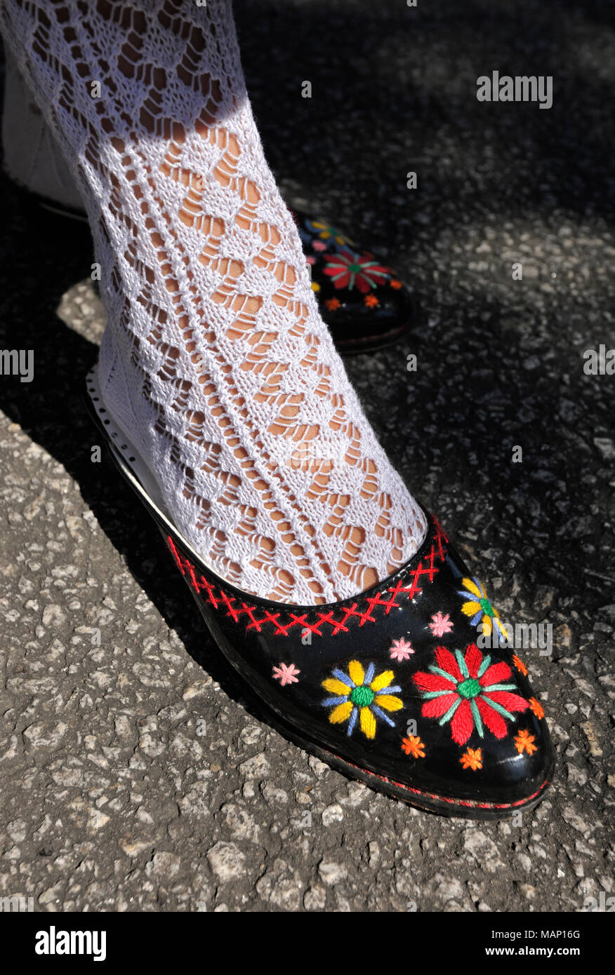 Descubrir amanecer Tercero Zapatos de mujer tradicional (tamancas) hecha de madera, de Viana do  Castelo. Portugal Fotografía de stock - Alamy