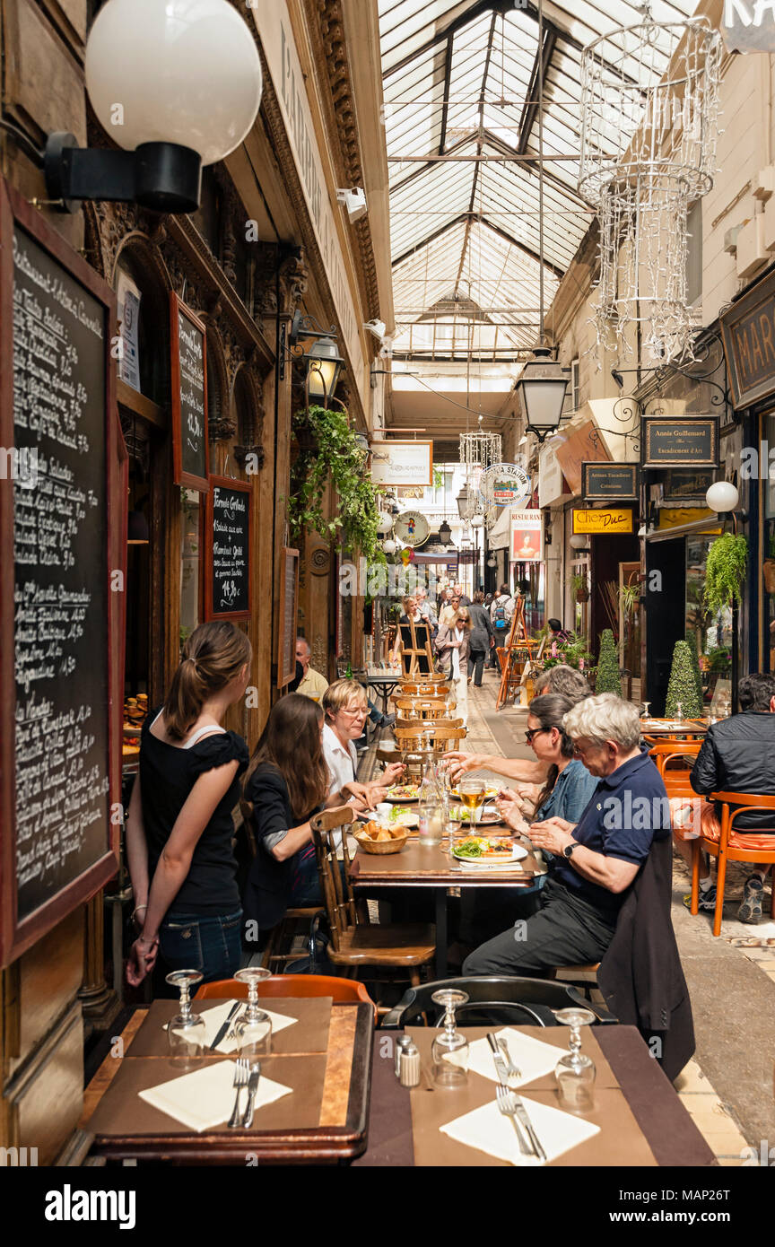 PASSAGE DES PANORAMAS, PARÍS: Vista de las tiendas y cafés a lo largo del bonito Pasaje cubierto Foto de stock