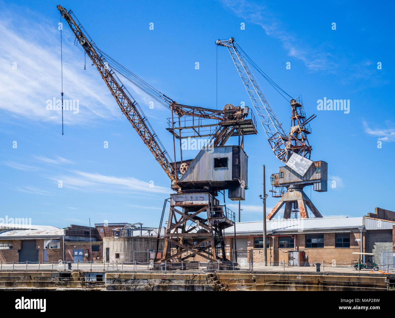 Historic Dockyard grúas en Sutherland Dock, en los muelles del recinto de cacatúa isla patrimonio astillero del puerto de Sydney, New South Wales, Austral Foto de stock