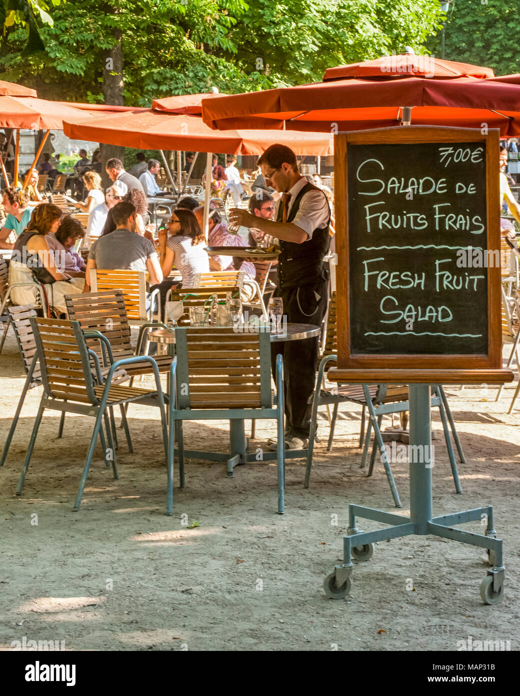 JARDIN DES TUILLERIES, PARÍS, FRANCIA: Café al aire libre con menú de mesa Foto de stock