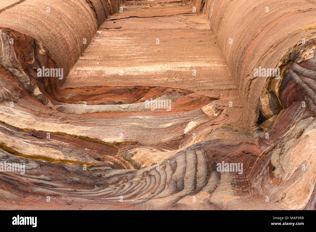 Detalle de la pared de la roca en las Tumbas Reales de Petra, Jordania. Foto de stock