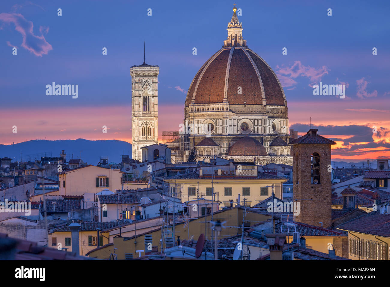 Cúpula y campanario de la catedral de Santa Maria del Fiore en Florencia, Itlay. Iglesia iluminados por Luces al atardecer. Hermosa rosa y azul cielo Fotografía de stock - Alamy Cúpula y campanario de la catedral de Santa Maria del Fiore en Florencia, Itlay. Iglesia iluminados por Luces al atardecer. Hermosa rosa y azul cielo Fotografía de stock - Alamy
