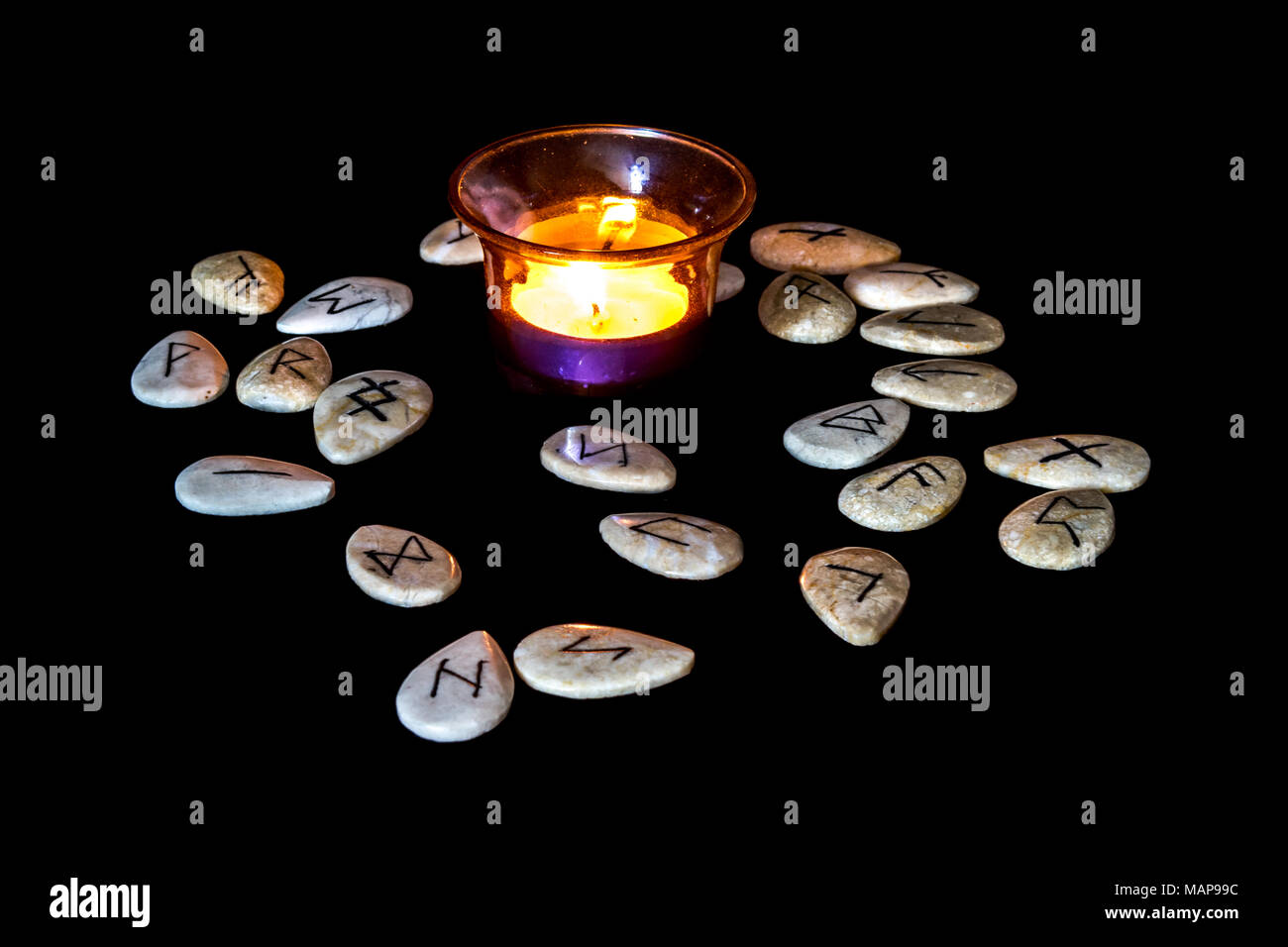 Velas y piedras rúnicas Foto de stock
