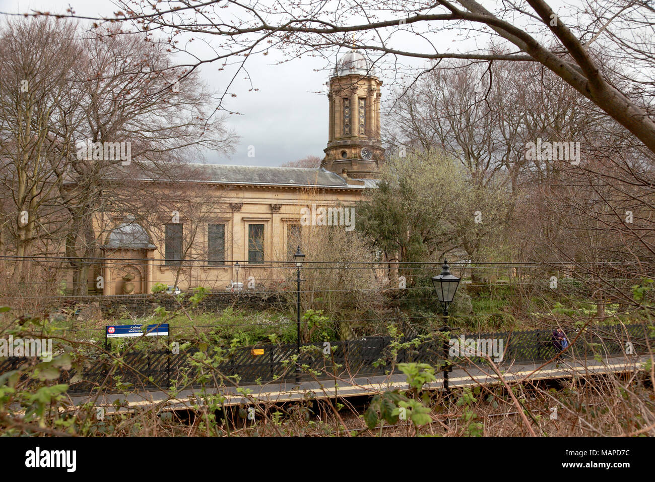 Las Naciones reformar la Iglesia y la estación en la aldea modelo Victoriano de Saltaire, West Yorkshire Foto de stock