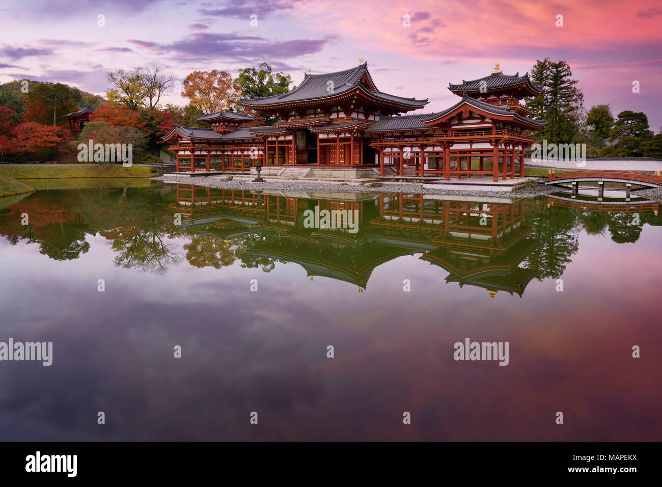 Tranquilo paisaje de otoño el Phoenix Hall, salón de amida templo Byodoin en Kojima isla de Tierra Pura Jodoshiki entei, estanque de jardín. Uji, Kyoto Prefe Foto de stock