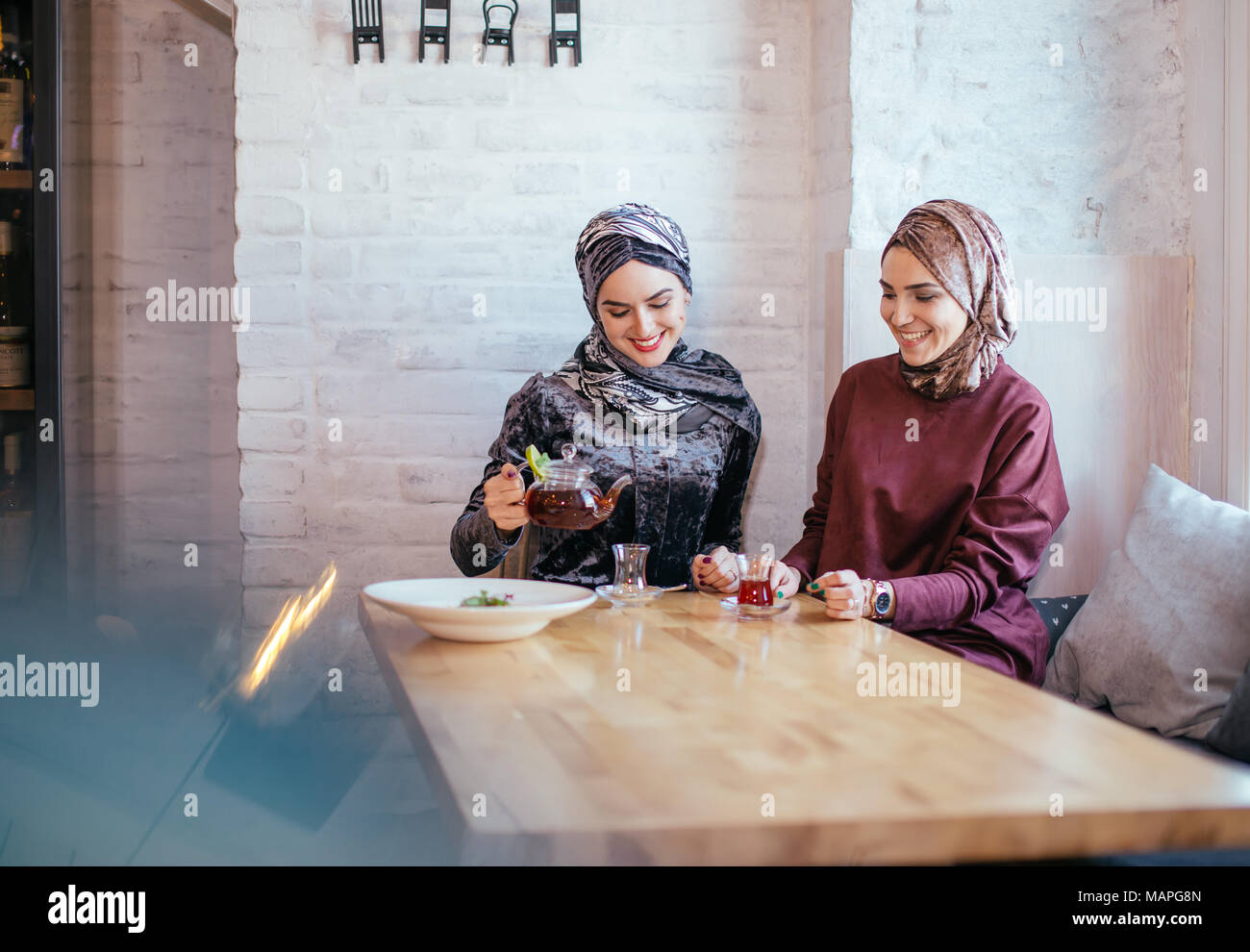 Dos mujeres musulmanas del Cáucaso beber té en el café Foto de stock