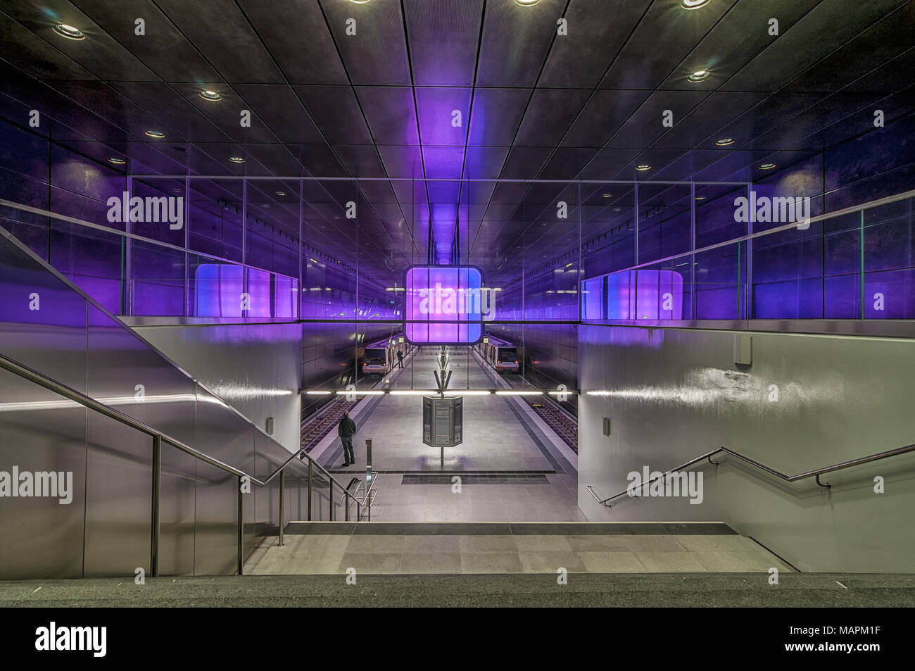 Hamburgo, Alemania - Marzo 09, 2014: Violeta iluminada plataforma de tren de la estación de metro Universidad Hafencity en Hamburgo, Alemania. Foto de stock