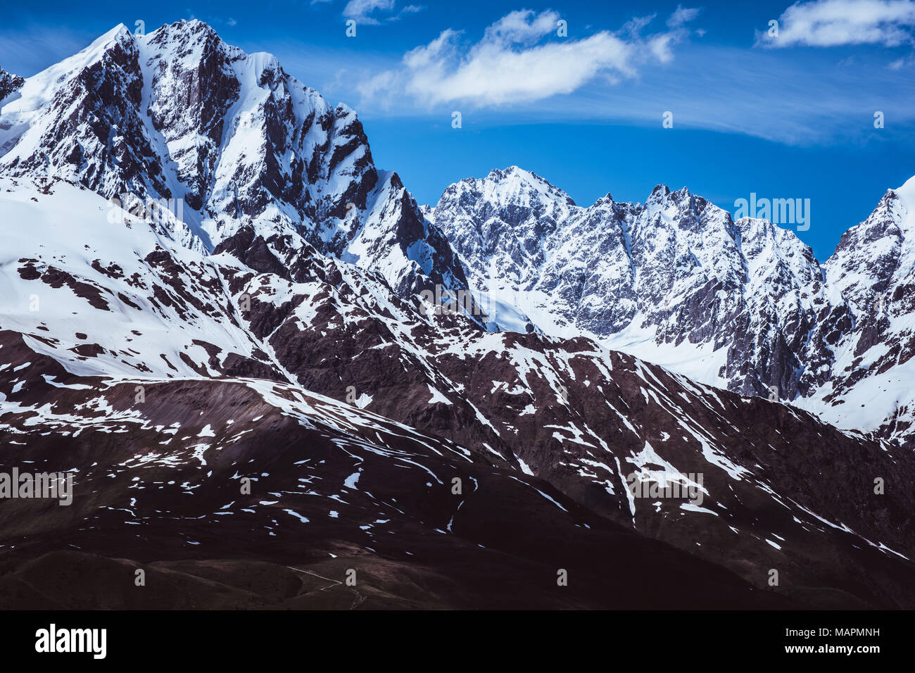 Paisaje de las montañas de nieve contra el hermoso cielo azul en Georgia (país), la región de Svaneti. Vista alpina de las montañas del Cáucaso de esquí Hatsvali Foto de stock