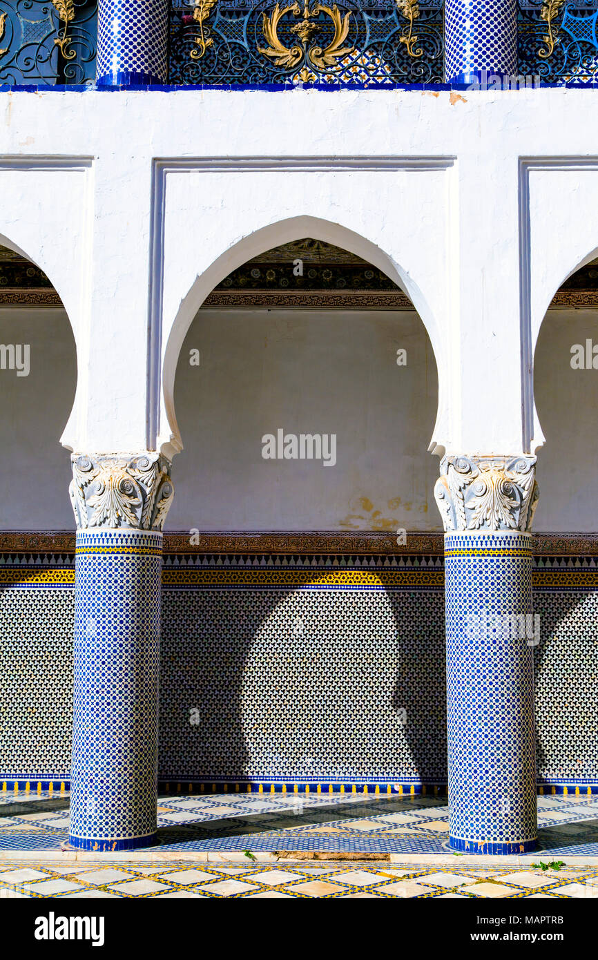 Detalle de la arquitectura oriental de un palacio marroquí, con keyhole arcos, columnas y mosaicos en la pared, el Palacio de El Mokri, en Fes, Marruecos Foto de stock