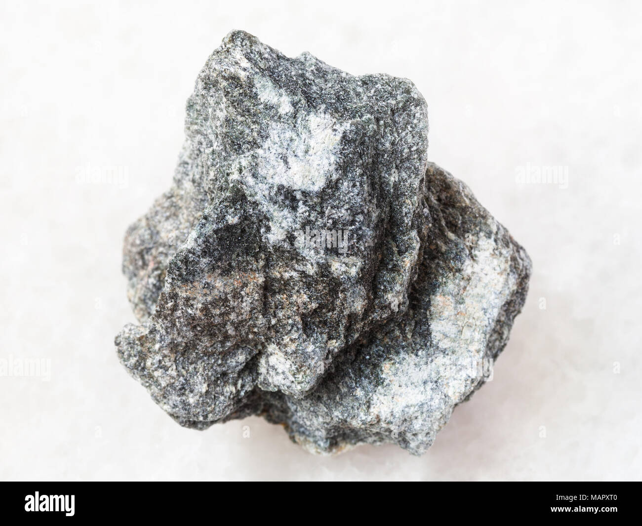 Macro de espécimen de roca mineral natural - materias de esteatita talco  piedra ( - ) de esquisto sobre fondo de mármol blanco Fotografía de stock -  Alamy