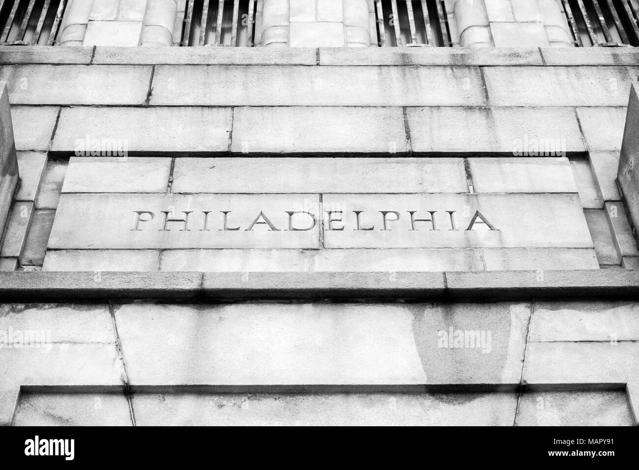 El nombre de la ciudad de Philadelphia tallados en piedra Foto de stock