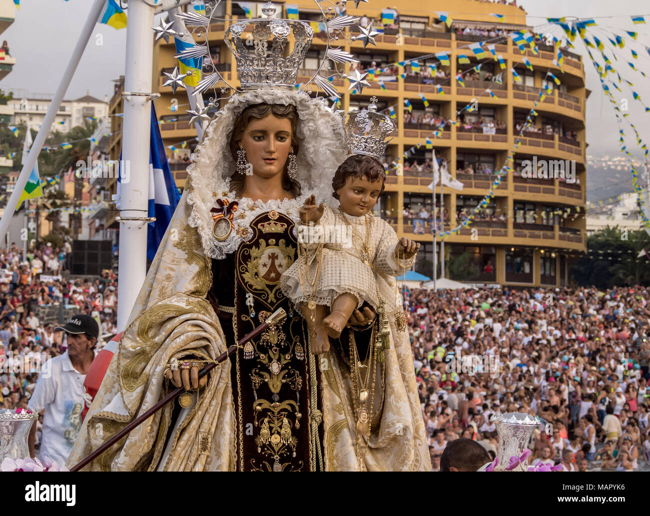 Embarcacion de la Virgen del Carmen, procesión de agua, Puerto de la Cruz,  Tenerife, Islas Canarias, Europa Fotografía de stock - Alamy