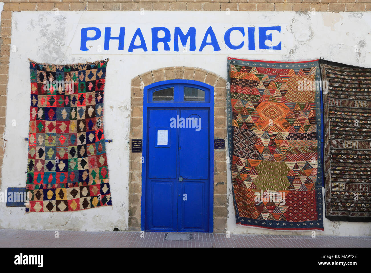 Farmacia, alfombras marroquíes, Medina, Patrimonio de la Humanidad de la UNESCO, Essaouira, Marruecos, África del Norte, África Foto de stock