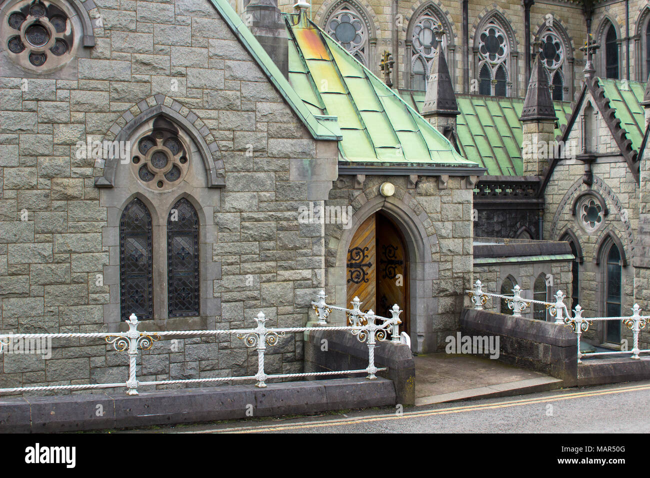 La azotea, columnas y torres de estilo gótico St Colmans catedral Católica Romana en la ciudad de Cobh, en el condado de Cork Ireland Foto de stock