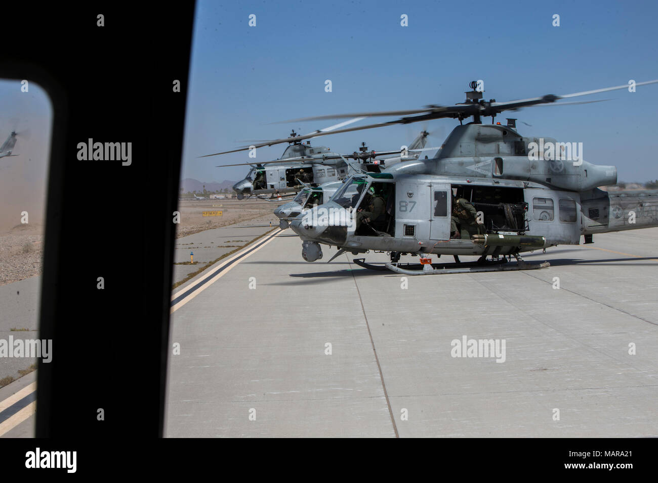 Los pilotos del Cuerpo de Marines de EE.UU. y jefes de la tripulación de vuelo despegue utilizando helicópteros UH-1Y Venom durante el aire a tierra refinamiento en apoyo de armas y tácticas del curso de instructores 2-18 en Marine Corps Air Station Yuma, Yuma, Arizona, el 2 de abril. El WTI es un evento de capacitación de siete semanas alojados por armas y tácticas de Aviación Marina Escuadrón 1 cuadros, que enfatiza la integración operacional de las seis funciones de aviación del Cuerpo de Infantería de Marina en apoyo de una masa de aire marino Task Force y proporciona entrenamiento táctico avanzado estandarizado y certificación de instructor de la unidad de calificación para apoyar la formación y la Aviación Marina Rea Foto de stock