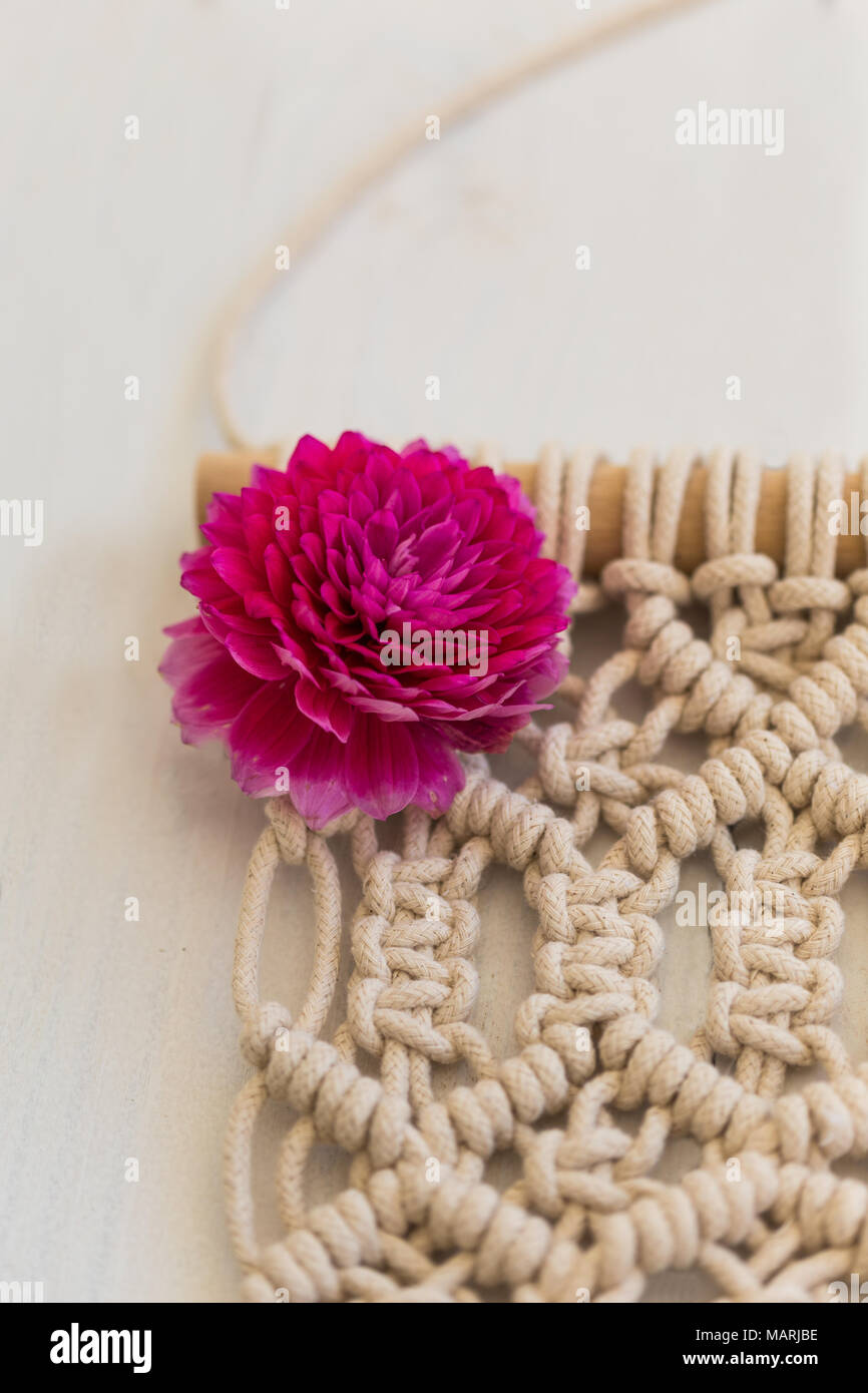 Closeup Shot De Macrame Arte De Pared Con Dalia Rosa Flor Adjunta