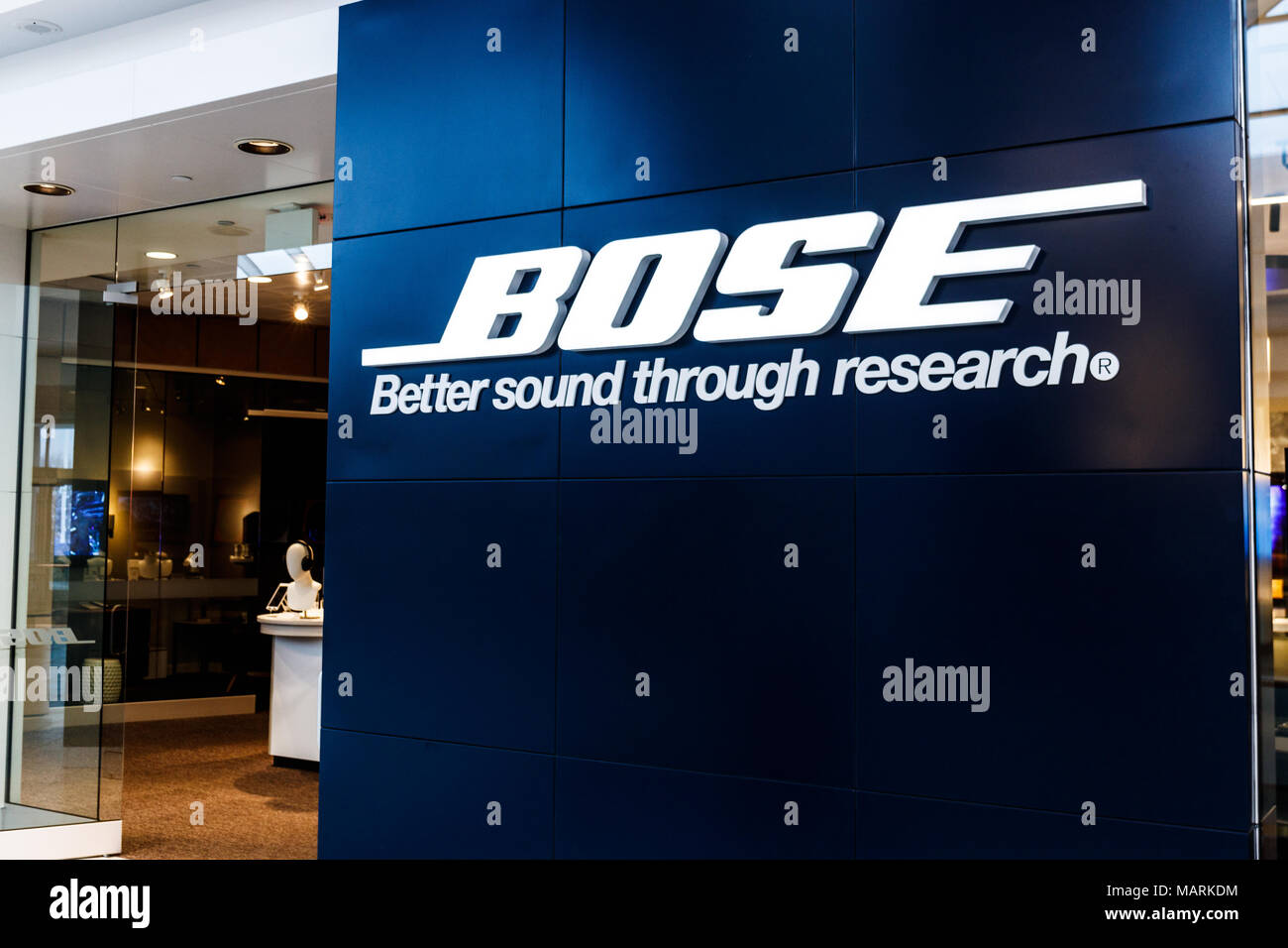 Indianapolis - Circa Abril 2018: Bose Corporation retail mall ubicación.  Bose fabrica equipos de audio de gama alta I Fotografía de stock - Alamy