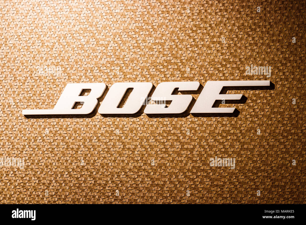 Indianapolis - Circa Abril 2018: Bose Corporation retail mall ubicación. Bose  fabrica equipos de audio de gama alta II Fotografía de stock - Alamy