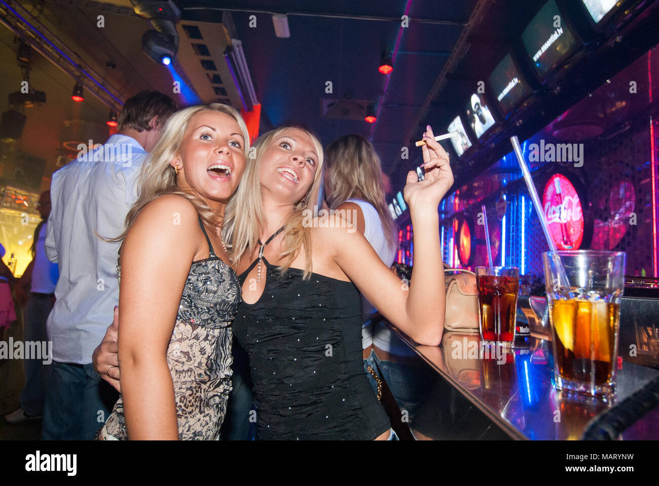 Bella mujer joven a divertirse en una discoteca en Riga, Letonia Fotografía  de stock - Alamy