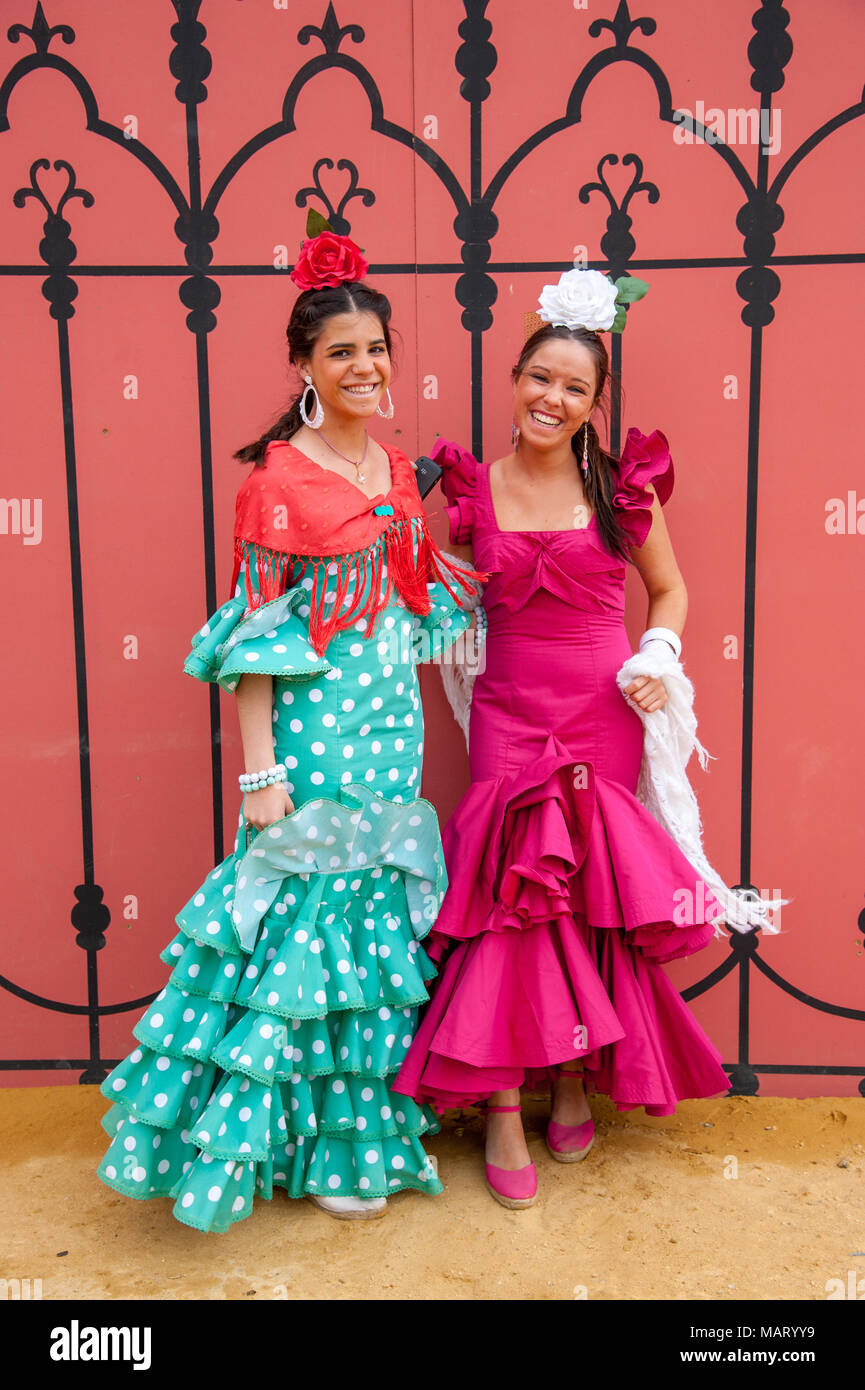Hermosas jóvenes vestidas con coloridos trajes de flamenca en la Feria de  Abril de Sevilla, España Fotografía de stock - Alamy
