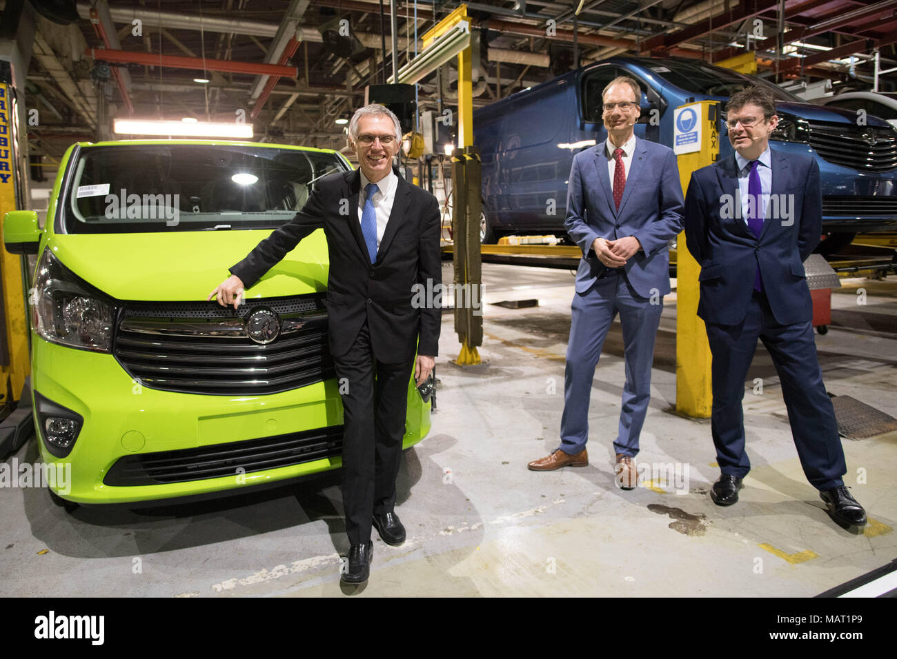 (De izquierda a derecha), Presidente del Grupo PSA Carlos Tavares, director general de Opel/Vauxhall Michael Lohscheller y Secretaria comercial Greg Clarke a la planta de Vauxhall en Luton para anunciar sus planes de construir una nueva furgoneta. Foto de stock