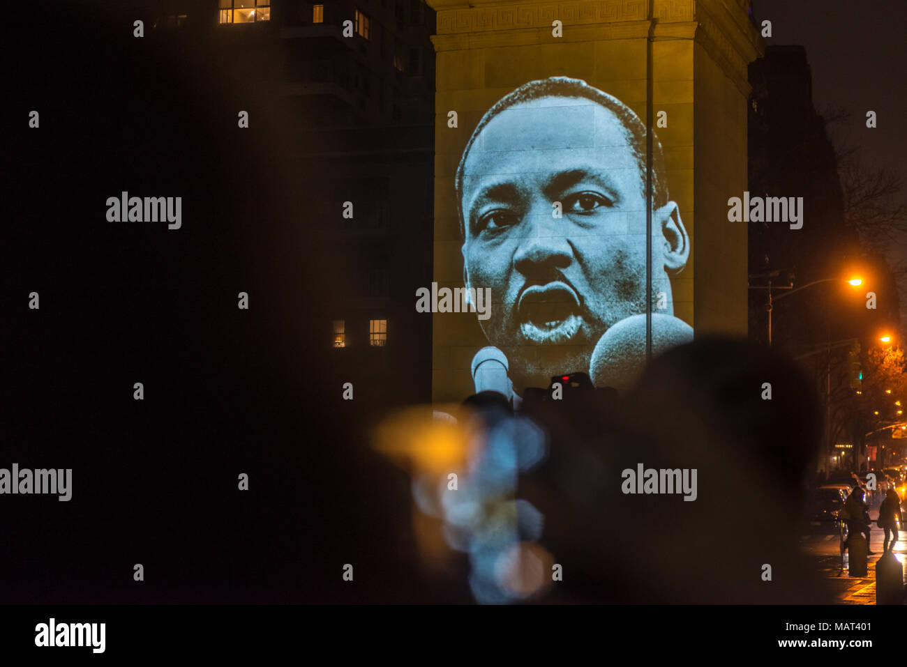 Nueva York, NY, EE.UU. el 3 de abril de 2018 el arco de Washington Square Park fue iluminado en naranja con imágenes del Dr. Martin Luther King, proyectado en el lado sur como una grabación del discurso del rey "Yo he estado en la cima de la Montaña" fue jugado, para conmemorar el 50º aniversario de su entrega en la víspera del asesinato del Dr. King. Crédito ©Stacy Walsh Rosenstock/Alamy Live News Foto de stock