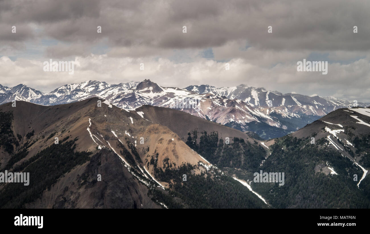Vistas de las cordilleras (incluyendo el Monte Sheba) del Sur Chilcotin montañas a principios de la primavera, con una gran cantidad de nieve todavía. (BC, Canadá) Foto de stock