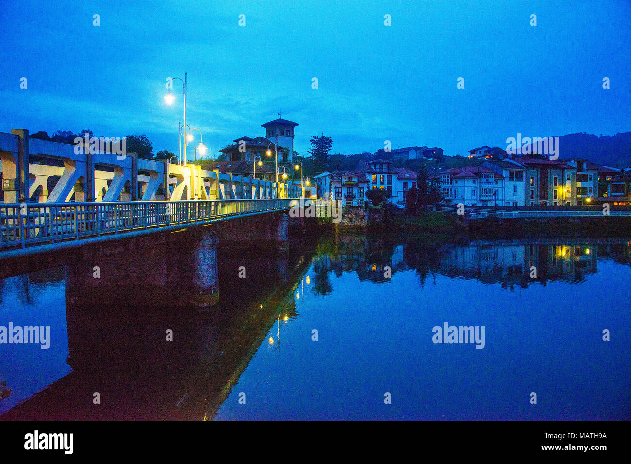 Descripción general y río Deva en la noche. Bustio, Asturias, España. Foto de stock
