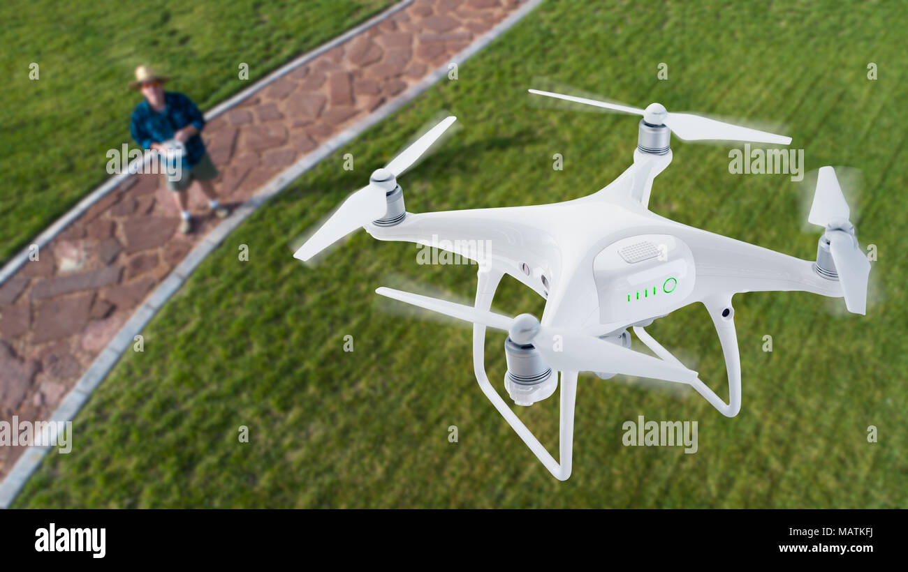 Drone Quadcopter (UAV) en el aire sobre el piloto con control remoto. Foto de stock