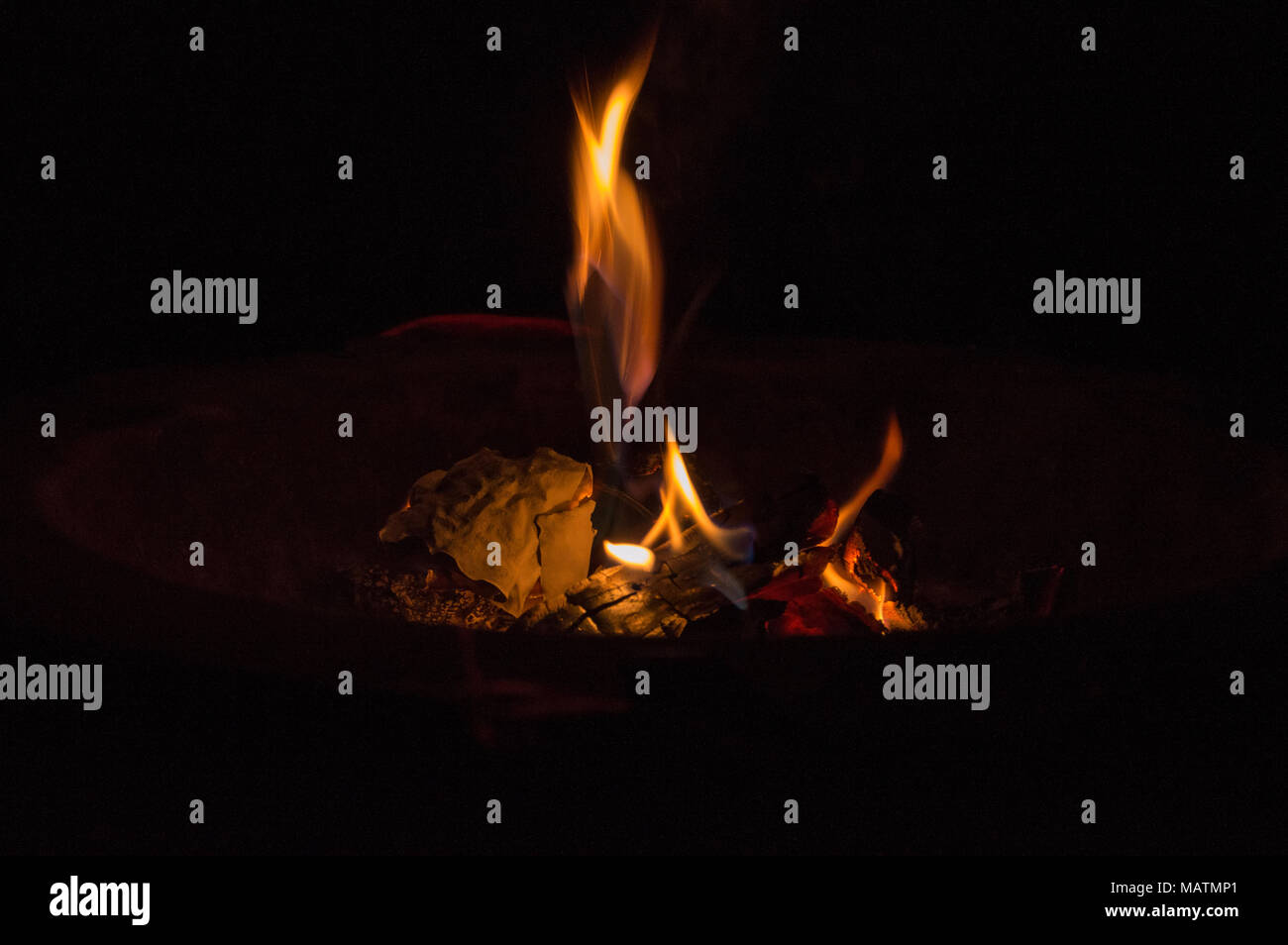 Llamas de fuego purificador dentro de una iglesia en España Fotografía de stock - Alamy Llamas de fuego purificador dentro de una iglesia en España Fotografía de stock - Alamy