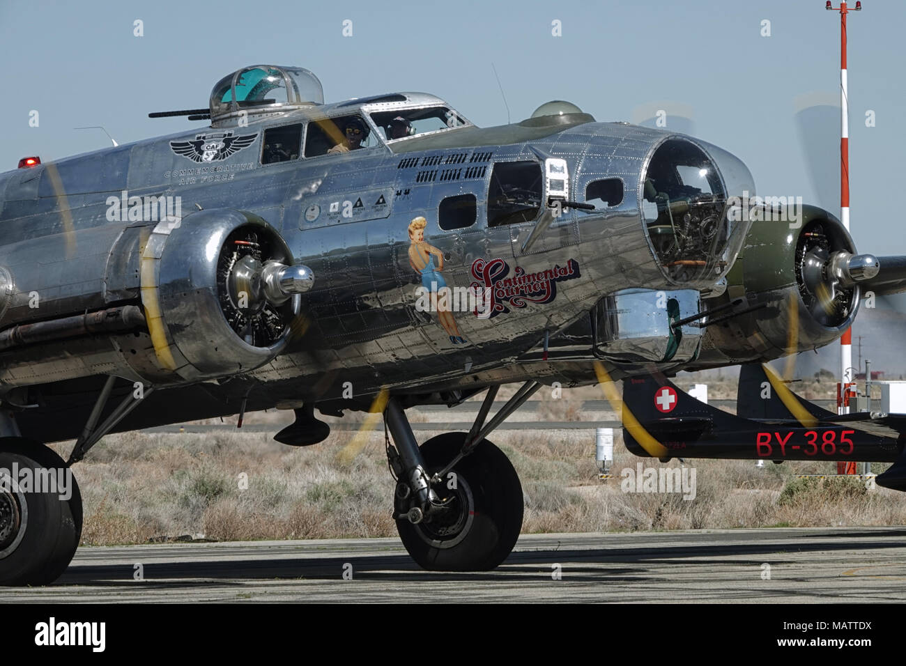 Lancaster, CA / USA - Marzo 25, 2018: Un Boeing B-17 Flying Fortress, denominado "Viaje Sentimental", lo prepara para un vuelo en el L.A. County Air Show. Foto de stock