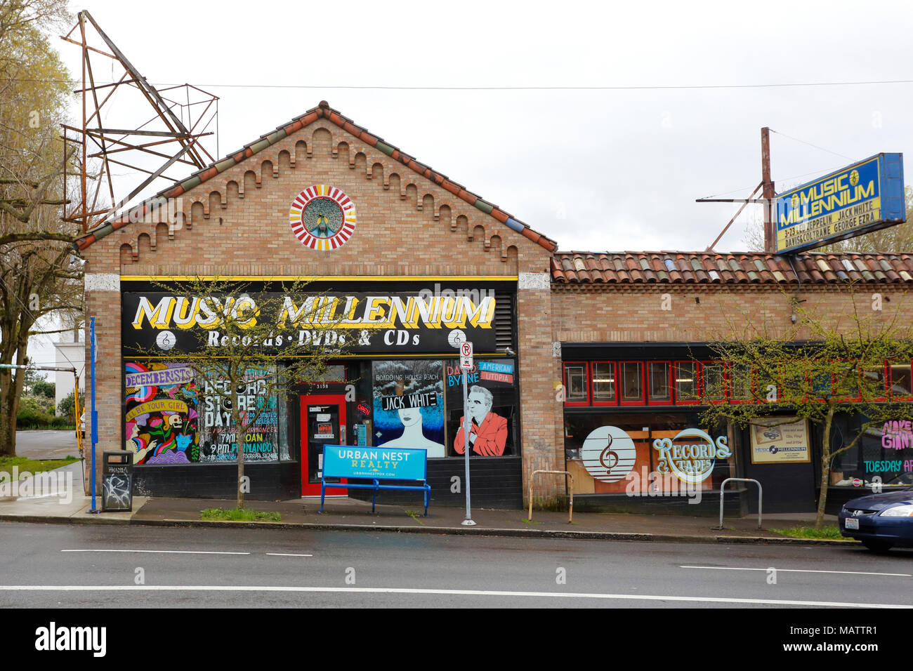 Music Millenium, 3158 E Burnside St, Portland, Oregon. Escaparate exterior de una tienda de discos. NOTA: busque '2J8YCKX' para obtener una fotografía actualizada de la tienda. Foto de stock