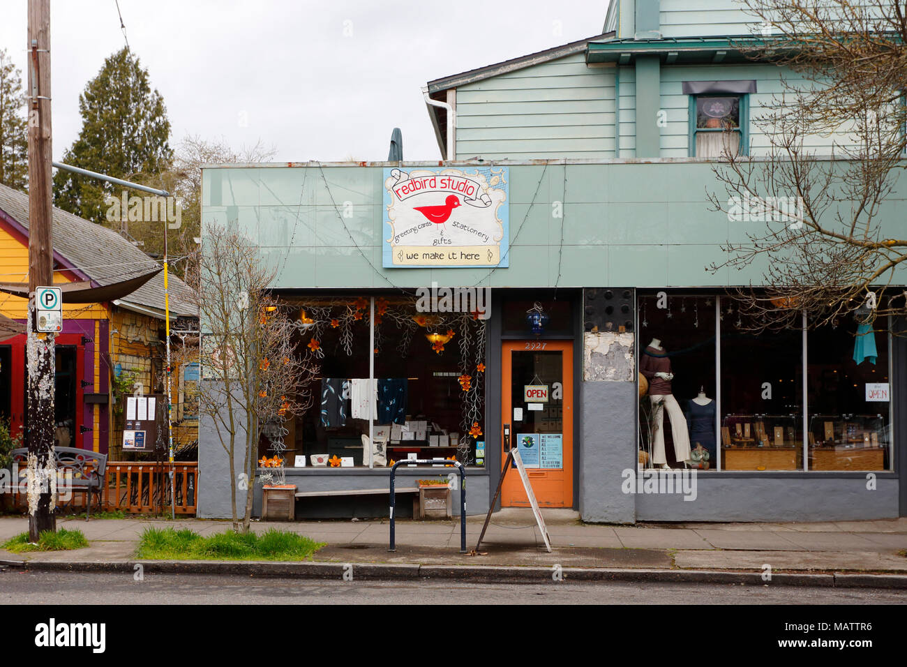 Redbird Studios, 2927 NE Alberta St, Portland, Oregon. Escaparate exterior de un estudio de arte comunitario Foto de stock